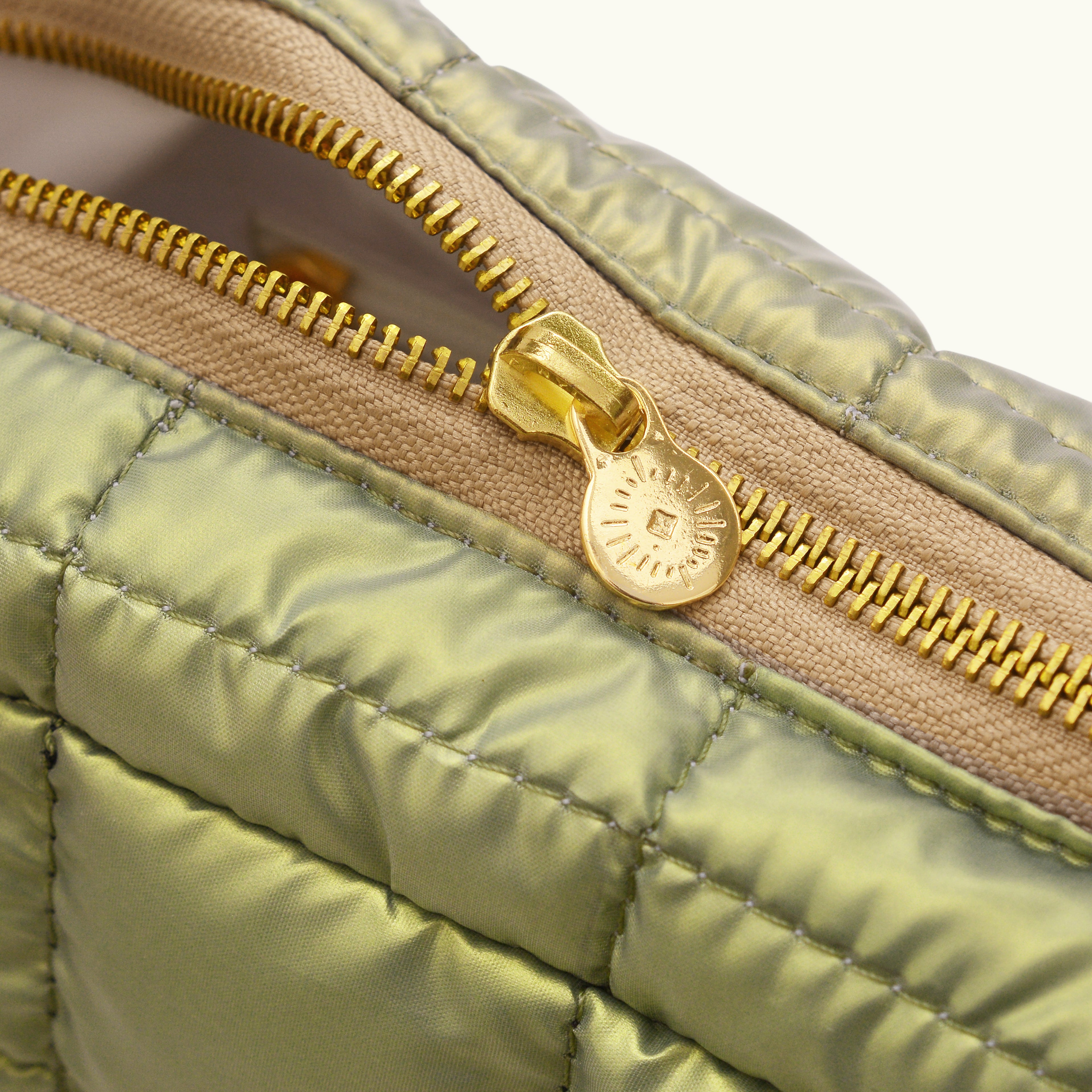 BOLSA HOLOGRÁFICA - OLIVE PUFF VERDE