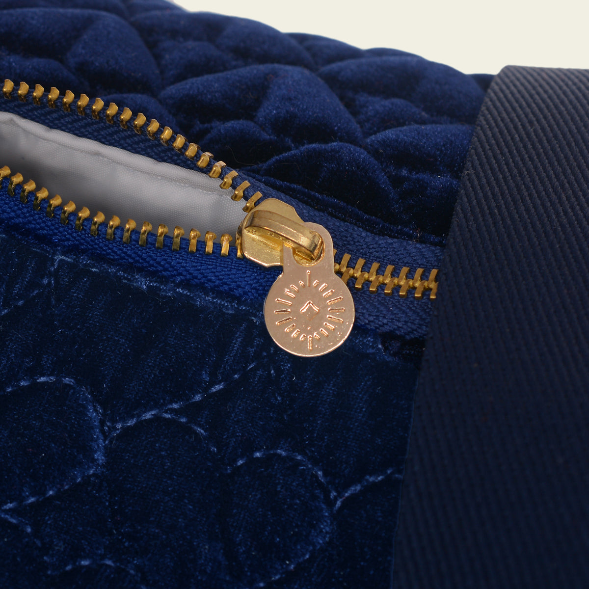 Kit Bolsa com Necessaires de Coração Matelado Azul Marinho