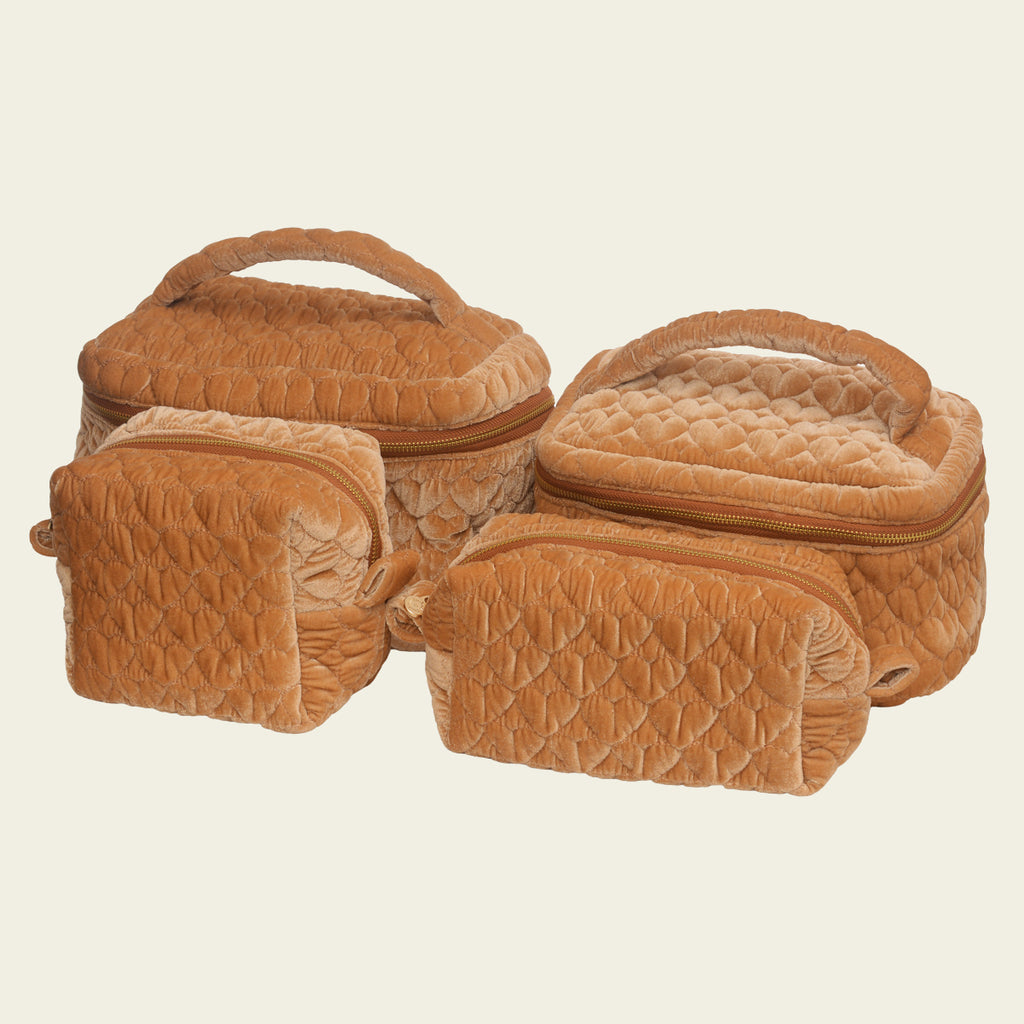 Kit Bolsa com Necessaires de Coração Matelado Caramelo